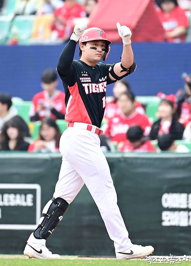 29일 오후 인천SSG랜더스필드에서 열린 '2026 신한 SOL Bank KBO리그' KIA 타이거즈와 SSG 랜더스의 경기, 4회초 무사 1루 KIA 윤도현이 안타를 때려낸 뒤 세리머니를 하고 있다. 엑스포츠뉴스 DB
