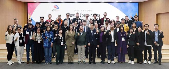 ▲ 경기도의회에 방문한 외신 기자단 모습. /사진제공=경기도의회