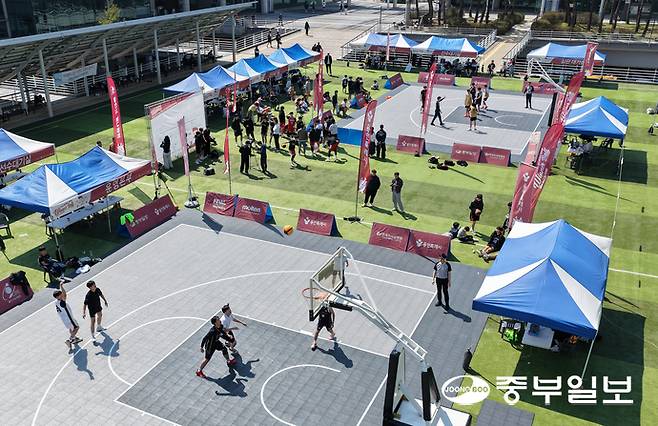 중부일보가 주최하고 용인시농구협회가 주관하는 3x3 농구대회인 '2026 용인시 조아용 위너볼 3x3 농구대회'가 5일 오후 용인시청 하늘광장에서 진행되고 있다. 임채운기자