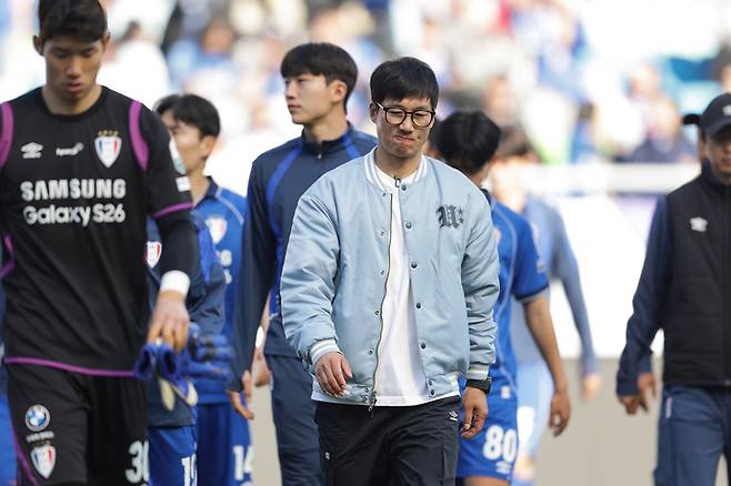 5일 수원월드컵경기장서 열린 하나은행 K리그2 6라운드 홈경기서 충북청주와 득점없이 비긴 수원의 이정효 감독 등이 아쉬움속에서 그라운드를 나오고 있다. 사진=한국프로축구 연맹
