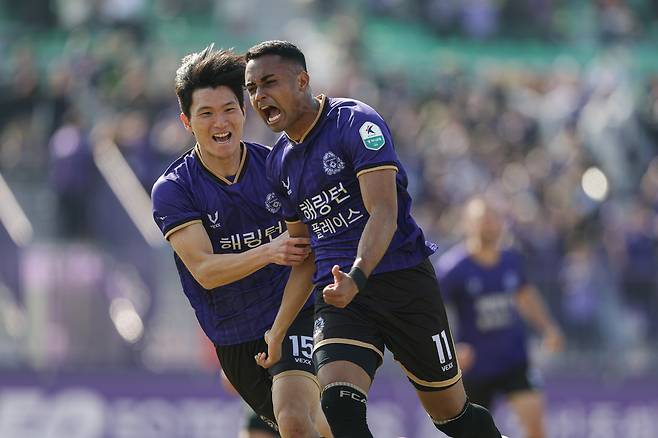 프로축구 K리그2 FC안양의 공격수 아일톤이 5일 안양종합운동장에서 열린 FC서울과의 홈경기에서 동점을 넣은 뒤 박정훈과 세리머니를 하고 있다.