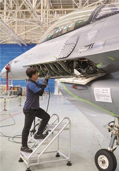 정비고에서 정비중인 F-16 전투기 /KAEMS