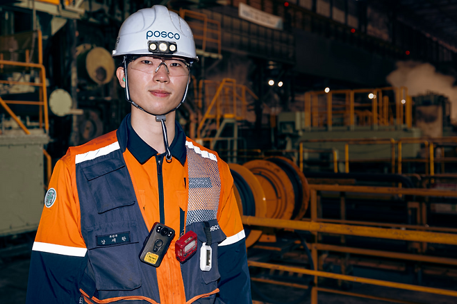 포항제철소 2후판공장에서 강재환 대리가 환하게 웃고 있다. /포항제철소 제공