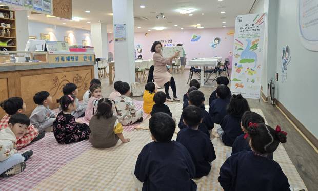 의성군조문국박물관에서 어린이들에게 아기공룡 발자국 이야기 등 구석구석 문화가 있는 날을 운영하고 있다.의성조문국박물관 제공