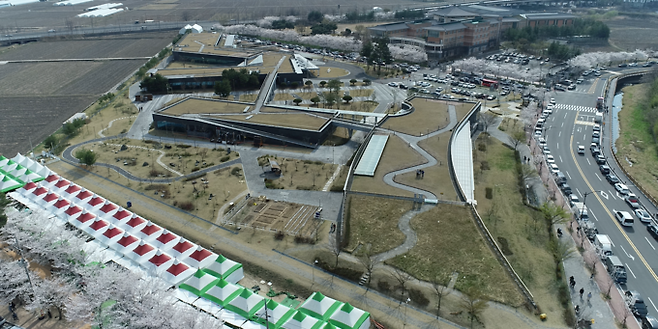 ▲ 한국원자력환경공단이 지난 3~4일 양일간 경주시 서악동 본사 야외 특설무대에서 '벚꽃엔딩 피크닉 in KORAD'행사를 열러 시민과 관광객들로부터 인기를 끌었다. 사진은 원자력환경공단 본사 전경.