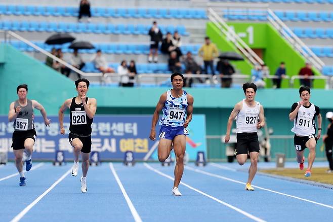 ▲ 예천군청 소속 나마디 조엘진이 육상 일반부 100m 를 1위로 질주하는 장면, 예천군 제공