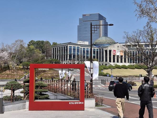 경북대 학생들이 2일 오전 교내 캠퍼스를 걷고있다. 지방선거를 앞두고 대구 시장과 관련한 학생들의 민심을 듣기위해 나섰다. 장태훈 기자 hun2@yeongnam.com