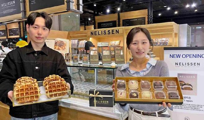 갤러리아백화점 서울 명품관에 4월 1일 오픈한 초콜릿와플 전문점 넬리슨에서 모델들이 초콜릿과 와플 등 디저트 메뉴를 선보이고 있다. (사진=갤러리아백화점)