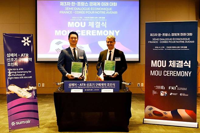 3일 여의도 FKI타워에서 열린 한-프랑스 수교 140주년 기념 '제3차 한-프랑스 경제계 미래대화'에서 진행된 '섬에어-ATR사 신조기 구매계약 조인식'에서 최용덕 섬에어 대표와 장 피에르 클레르상 ATR 대표가 포즈를 취하고 있다. (섬에어 제공)