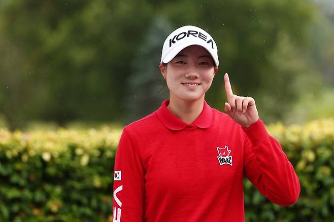 국가대표 양윤서가 15일(한국시간) 뉴질랜드에서 열린 아시아·태평양 여자 아마추어 선수권대회(WAAP)에서 한국인 최초로 우승을 차지한 뒤 포즈를 취하고 있다. 사진 | KGA