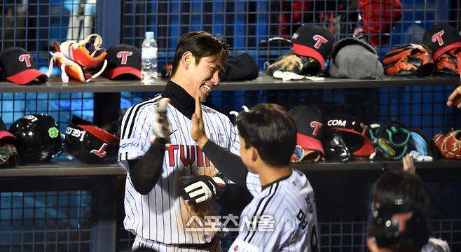LG 홍창기가 13일 잠실구장에서 열린 2023 KBO 한국시리즈 5차전 KT와 경기서 문성주와 하이파이브를 하고 있다. 사진 | 스포츠서울 DB