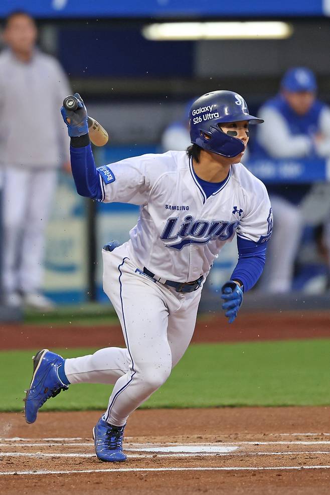 삼성 김성윤이 2일 대구삼성라이온즈파크에서 열린 2026 KBO리그 두산과 경기에서 안타를 치고 있다. 사진 | 삼성 라이온즈