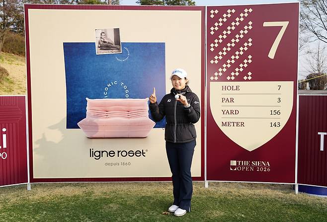 고지원이 생애 첫 홀인원한 더시에나벨루토CC 7번홀 티박스에서 기념촬영하고 있다. 사진 | KLPGA