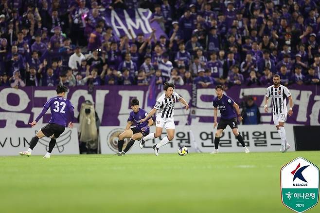 FC안양과 FC서울의 경기 모습. /사진=한국프로축구연맹