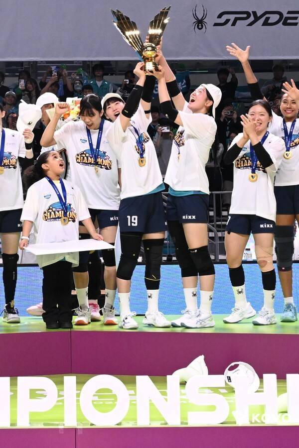 GS칼텍스 통합 우승 후 단체사진. /사진=KOVO