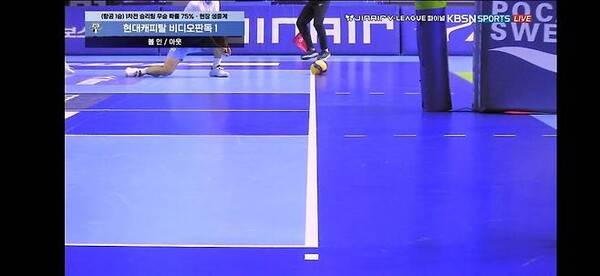 5세트 14-13에서 레오의 서브 장면. ⓒKBSN스포츠 중계화면 캡처