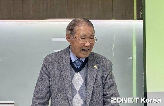 지난 2일 동국대 국제정보보호대학원에서 '사이버보안 총론' 강의 중인 이재우 석좌교수.