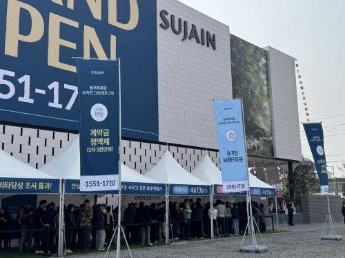 지난 3일 경기 김포시 사우동 '풍무역세권 수자인 그라센트 2차' 견본주택 앞에서 개관 전부터 방문객들이 입장을 기다리며 줄을 서 있다. BS한양