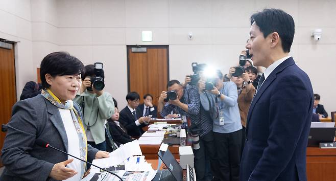 쌍방울 대북 송금 사건을 수사했던 박상용 인천지검 부부장검사가 지난 3일 국회에서 열린 ‘윤석열 정권 정치검찰 조작 기소 의혹 사건 진상 규명’ 국정조사 특별위원회 전체회의에서 위원장인 서영교 더불어민주당 의원에게 증인 선서 거부 소명서를 낸 뒤 발언하고 있다. /연합뉴스