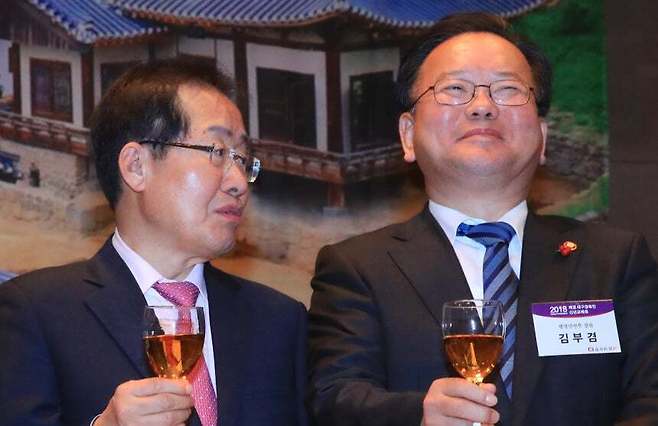 홍준표 전 대구시장과 김부겸 전 국무총리. 연합뉴스