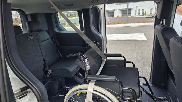 기아 PV5 웨이브 모델에 적용된 휠체어 탑승자 전용 안전벨트. 뒷좌석에 1인이 동승할 수 있다. 장우진 기자