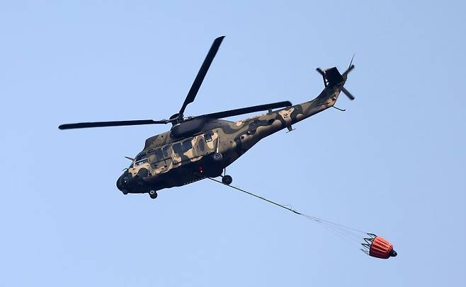 우리 군 헬기가 화재 진압도중 실수로 비무장지대(DMZ) 내부까지 진입했던 것으로 뒤늦게 5일 밝혀졌다. 지난달 26일 경북 포항시 군부대 사격장 일대 야산화재 진압에 나선 군헬기 모습. 뉴시스
