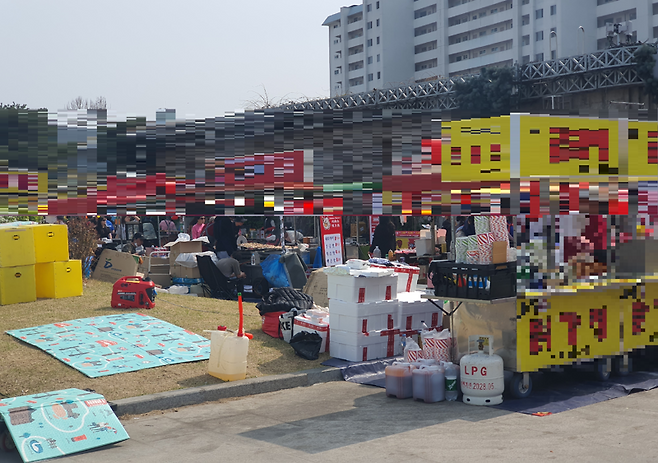 지난 3일 여의도 한강공원 잔디밭과 보행로 일대에 닭강정, 꼬치, 분식 등을 판매하는 노점들이 밀집해 있다. 일부 노점은 박스와 발전기 등을 설치해 공간을 점유한 채 영업을 이어가고 있다. 사진=최승한 기자