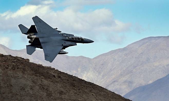 2017년 2월 27일 미국 캘리포니아주 데스밸리 국립공원 상공에서 F-15E 스트라이크 이글 전투기가 파나민트 산맥 방향으로 선회하고 있다. AP 연합뉴스
