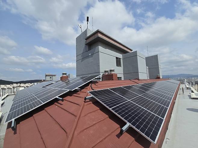 3월31일 경기도 수원시 와이시티아파트 606동 옥상에 남향으로 배치된 태양광 패널들이 ‘ㄴ’자 모양으로 양쪽으로 길게 뻗은 채 쨍쨍한 햇빛을 흡수하고 있다. 김규남 기자