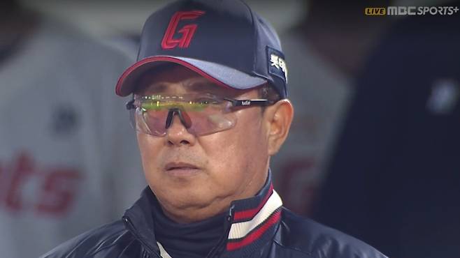 김태형 감독이 4일 사직 SSG전 6-7로 뒤진 9회 말 무사 1, 2루에서 박승욱이 쓰리번트 아웃을 당하자 아쉬워하고 있다. 사진=MBC SPORTS+, 티빙 제공