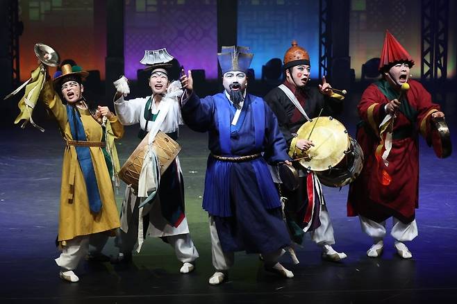 전통연희극 '광대'에 등장한 극장을 지키는 오방신들. 연합뉴스