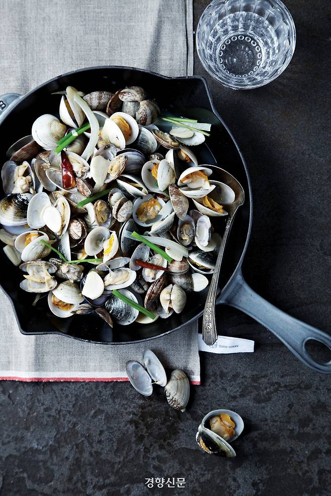바지락 요리. 경향신문 자료사진