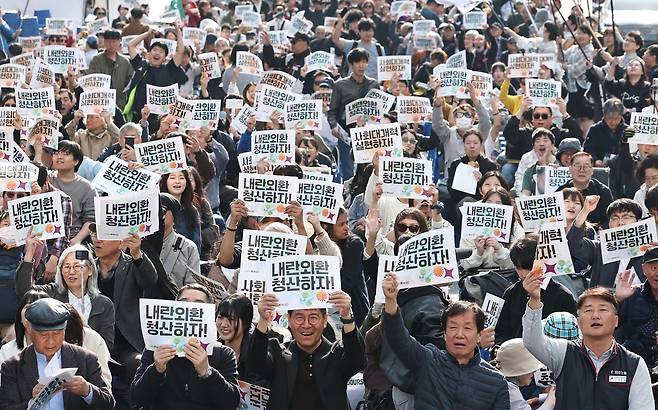 윤석열 탄핵 1년이 되는 지난 4일 서울 종로 안국역 6번 출구 앞에서 열린 내란청산 사회대개혁 주권자 승리의 날 시민행동에서 참석자들이 구호를 외치고 있다. 연합뉴스