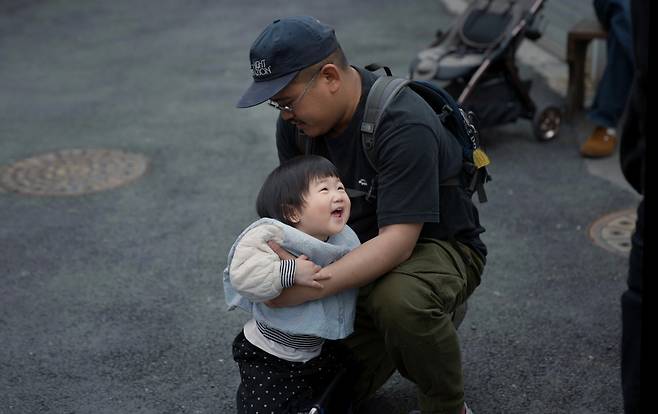 Guests of all ages, including families with young children, gathered at the natto event in Seoul on March 29. (Tammy Park/The Korea Herald)