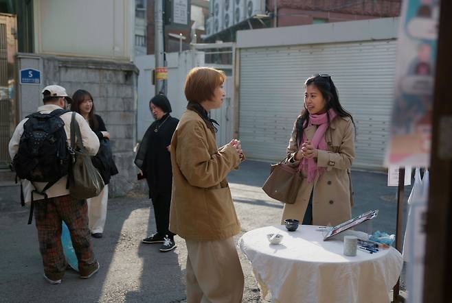 Guests lingered, chatting and mingling, at the natto event in Seoul. (Tammy Park/The Korea Herald)