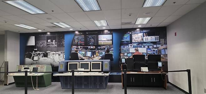 미국 텍사스주 휴스턴에 위치한 미국 항공우주국(NASA) 존슨우주센터의 크리스토퍼 C. 크라프트 주니어 임무통제센터 1층. 아폴로 시대부터 지금까지의 임무통제실 모습을 소규모로 재현해 전시 중이다.