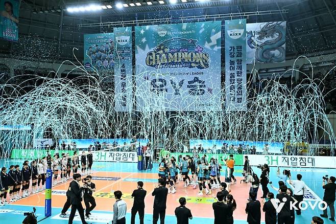 5일 서울 장충체육관에서 열린 2025-2026 V리그 여자부 챔피언결정전에서 GS칼텍스의 우승이 확정되는 순간 선수들이 코트에 모여 기뻐하고 있다.