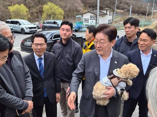 이재명 대통령이 고향 안동을 방문해 지지자들과 인사를 나두고 있다. '이삼걸과 함께하는 안동' 페이스북 캡처