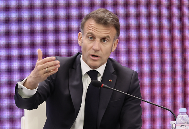 에마뉘엘 마크롱 프랑스 대통령 에마뉘엘 마크롱 프랑스 대통령이 3일 서울 여의도 FKI타워에서 열린 한-프랑스 경제계 미래대화 폐회식에서 마무리 발언을 하고 있다. 연합뉴스