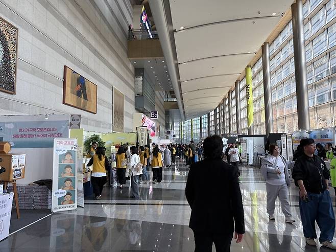 로비에 늘어선 부스/사진=김지은 여행+ 기자