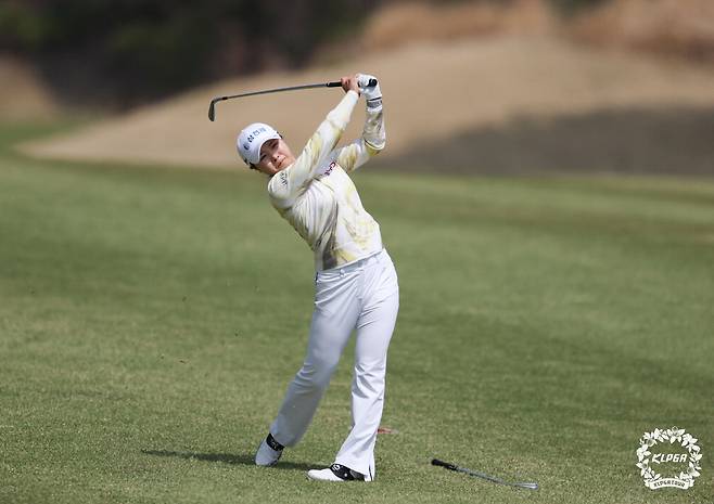 한국여자프로골프(KLPGA) 투어 2026시즌 국내 개막전 더 시에나 오픈 정상에 오른 고지원이 티샷한 뒤 공을 바라보고 있다. KLPGA