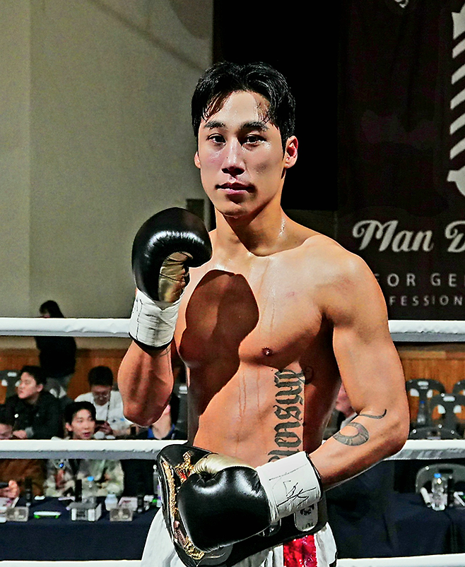 탁윤이 2026년 3월 서울과학기술대학교 체육관 특설 링에서 사단법인 한국복싱커미션 슈퍼라이트급 챔피언 등극 기념 촬영을 하고 있다. 사진=KBM