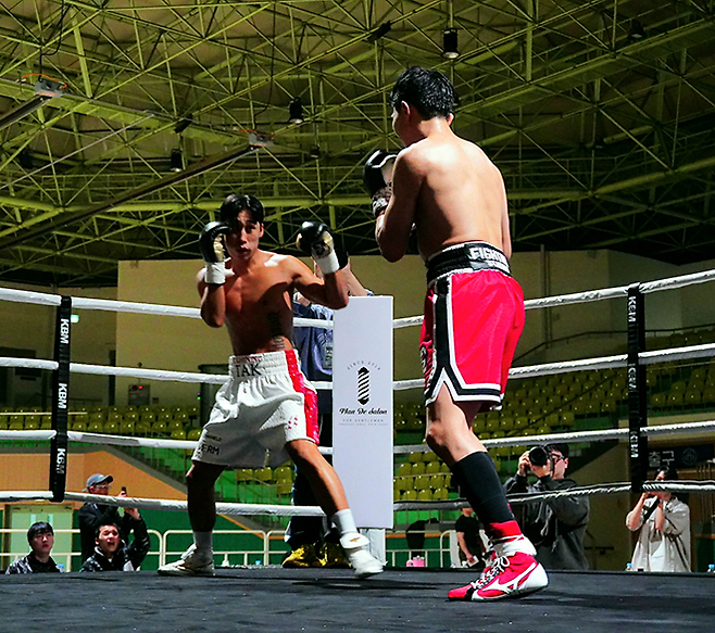 탁윤이 2026년 3월 서울과학기술대학교 체육관 특설 링에서 사단법인 한국복싱커미션 슈퍼라이트급 챔피언 결정전에서 이준희를 상대하고 있다. 사진=KBM