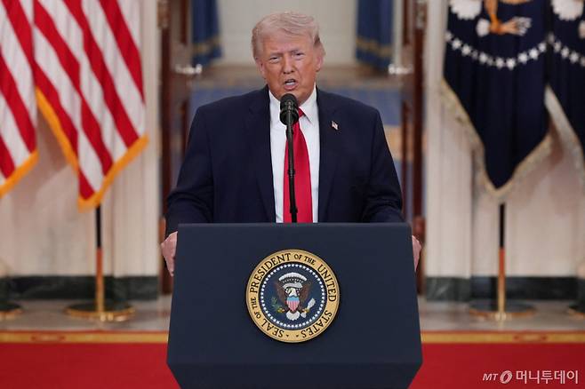 (워싱턴 로이터=뉴스1) 김경민 기자 = 도널드 트럼프 미국 대통령이 1일(현지시간) 워싱턴DC 백악관에서 이란 전쟁에 관한 연설을 하고 있다. 2026.4.1 ⓒ 로이터=뉴스1 Copyright (C) 뉴스1. All rights reserved. 무단 전재 및 재배포, AI학습 이용 금지. /사진=(워싱턴 로이터=뉴스1) 김경민 기자