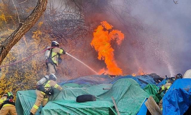 5일 오후 서울 송파구 잠실한강공원 잠실안내센터 인근에서 화재가 발생해 소방대원들이 진압하고 있다. 뉴시스