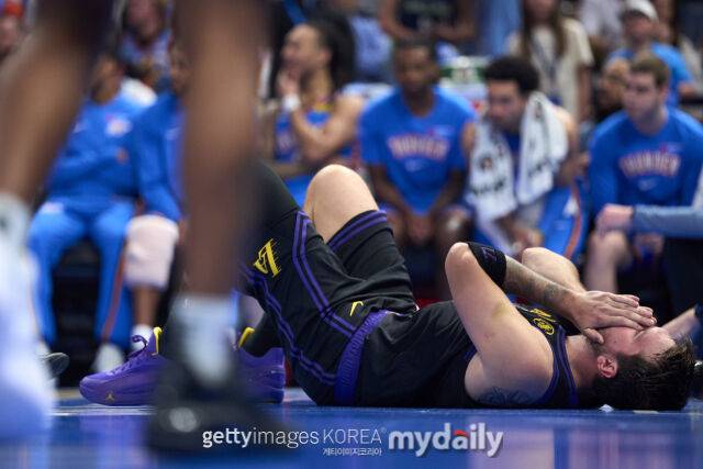 돈치치가 3일 오클라호마시티와 경기에서 부상으로 쓰러졌다. /게티이미지코리아