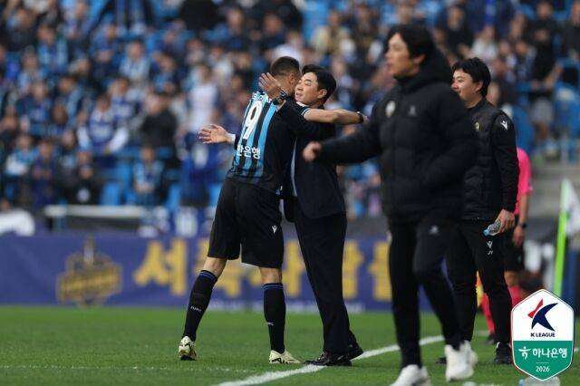무고사(왼쪽)와 윤정환 감독./한국프로축구연맹
