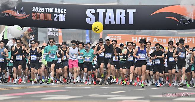 5일 오전 서울 종로구 광화문광장에서 열린 ‘2026 더 레이스 서울 21K’ 마라톤 대회에서 참가자들이 힘차게 출발하고 있다. 임세준 기자