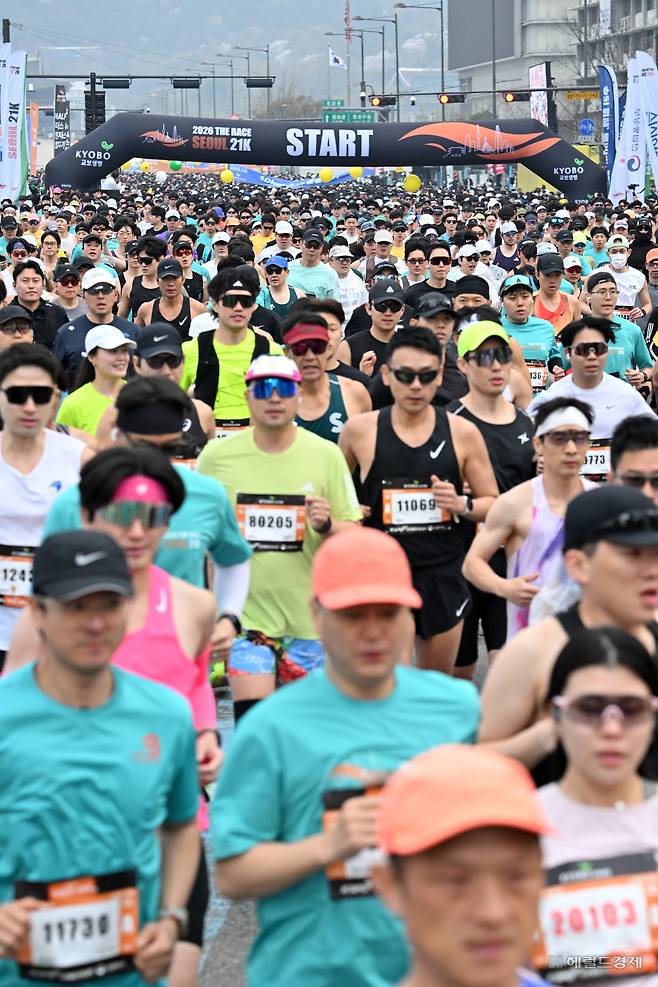 5일 오전 서울 종로구 광화문광장에서 열린 ‘2026 더 레이스 서울 21K’ 마라톤 대회에서 참가자들이 힘차게 출발하고 있다. 임세준 기자