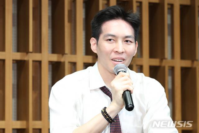 【서울=뉴시스】조수정 기자 = 10일 오후 서울 신사동 오드포트에서 열린 모나코 몬테카를로 발레단 공연 '신데렐라' 기자간담회에서 수석무용수 안재용이 질문에 답하고 있다. 몬테카를로 발레단 '신데렐라'는 지난 8~9일 대구오페라하우스를 시작으로 오는 12~14일 예술의전당 오페라극장, 18~19일 대전예술의전당 아트홀에서 공연한다. 2019.06.10. chocrystal@newsis.com